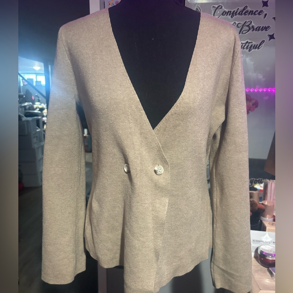 NWOT French brand YOZY Classic V-Neck Button Front Women's Sweater/Cardigan